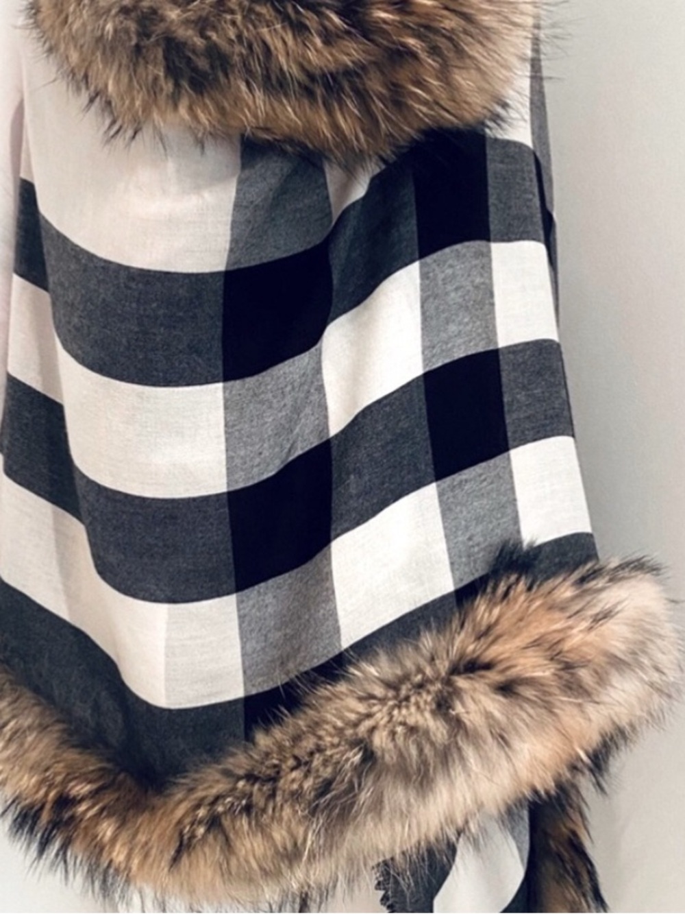BURBERRY CASHMERE/ WOOL RACCOON FUR STOLE. - Picture 4 of 10